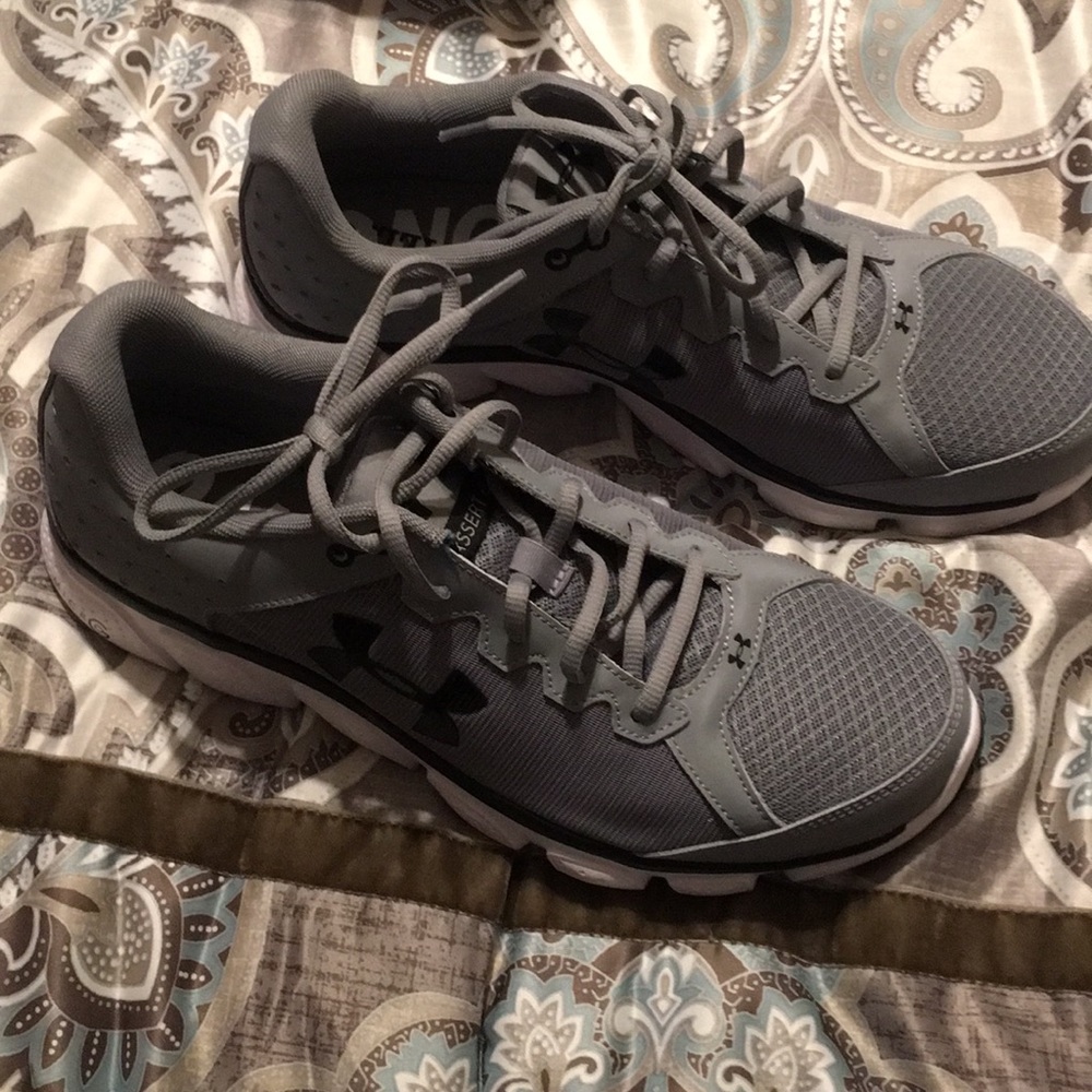 New mens tennis shoes size 11
